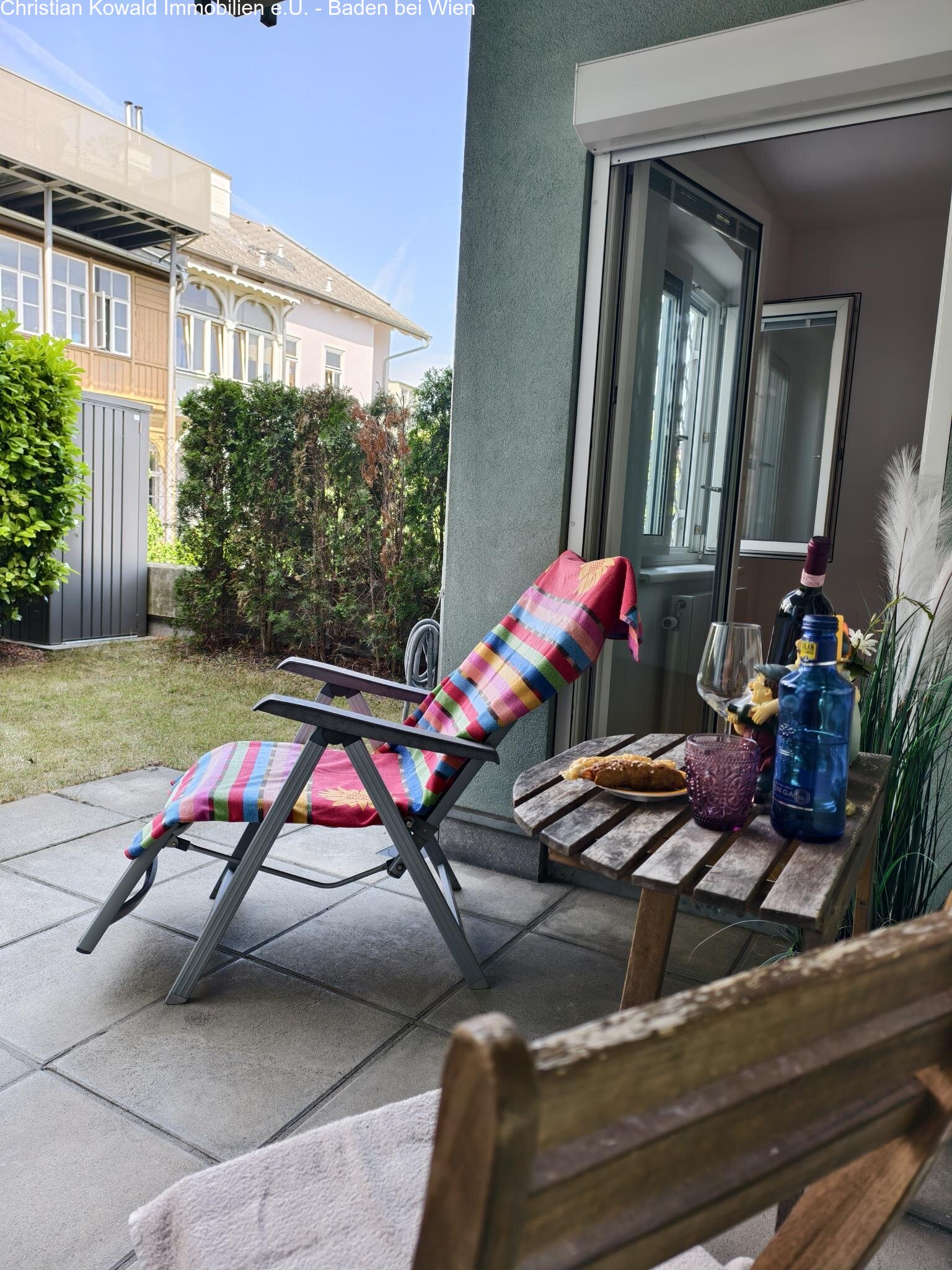Terrasse mit Ausgang von Wohnzimmer und Schlafzimmer