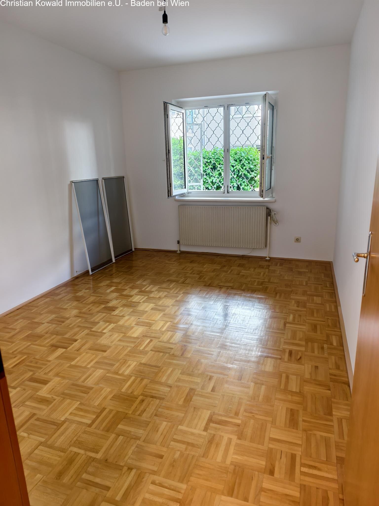 Blick von Gang ins Schlafzimmer