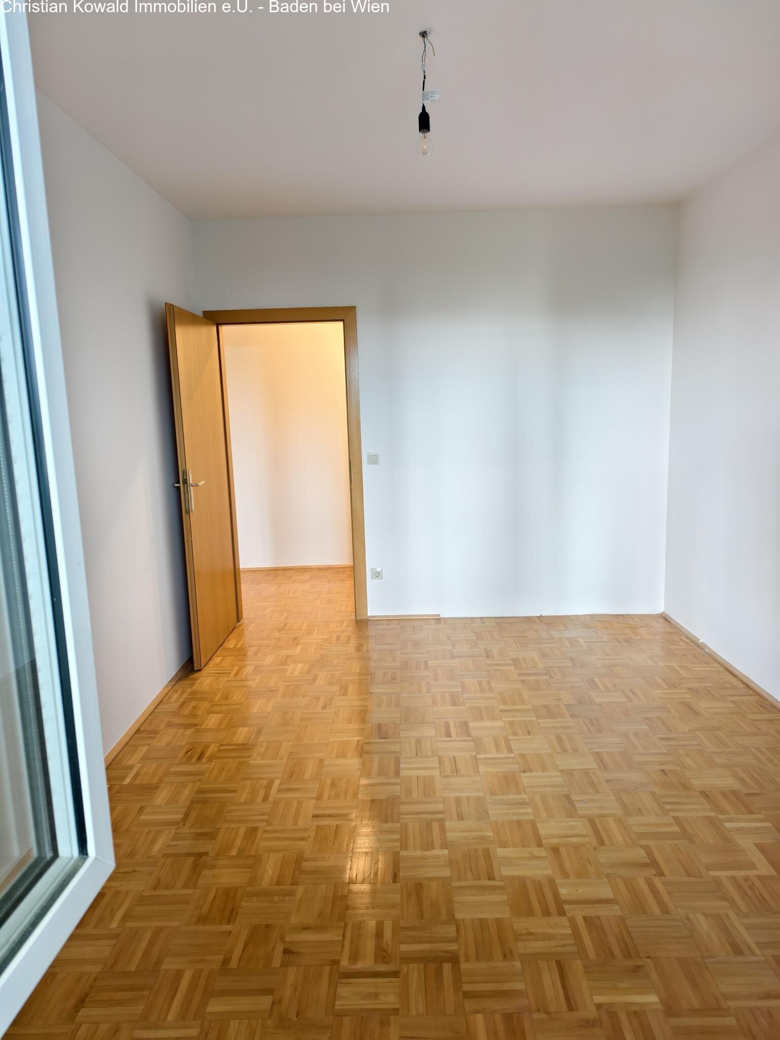 Blick vom Fenster ins Schlafzimmer