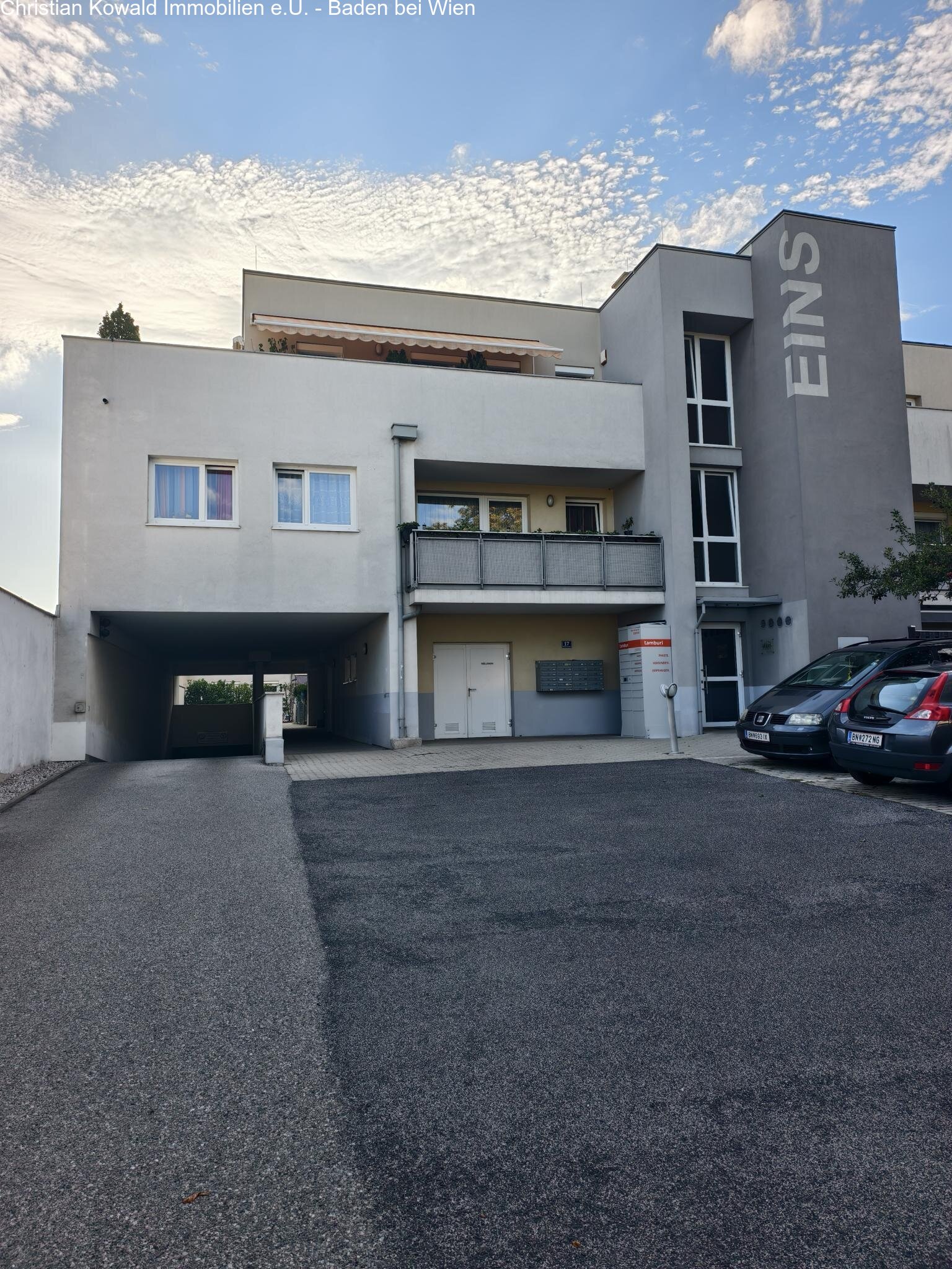 Hauseingang und Garagenabfahrt
